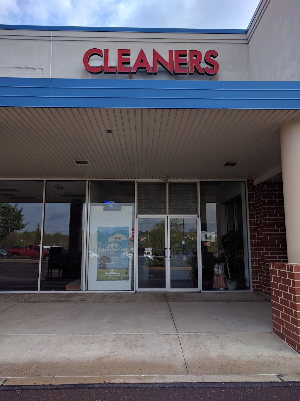 Royal Cleaners of Harleysville | 613 Main St, Harleysville, PA 19438 | Phone: (215) 513-2111