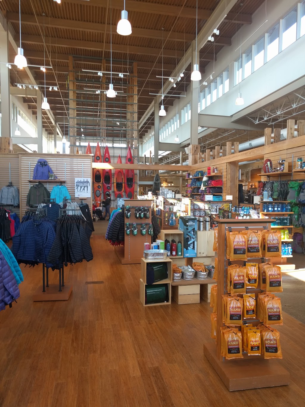 L.L.Bean | 3301 Center Valley Pkwy, Center Valley, PA 18034 | Phone: (888) 552-9885